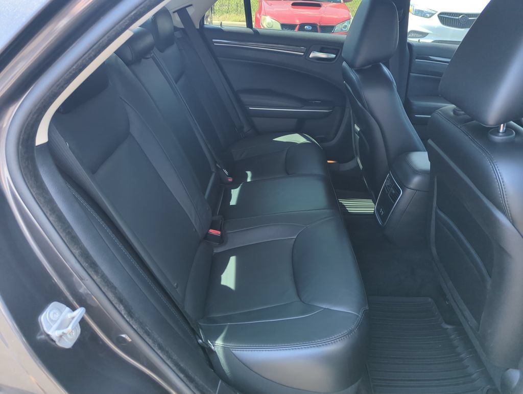 Used 2015 Chrysler 300 Limited RWD image 29