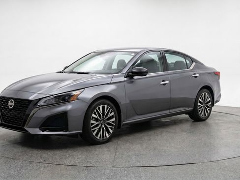 Used 2025 Nissan Altima 2.5 SV FWD image 3