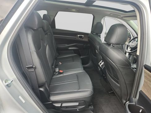 Certified 2022 Kia Sorento S w/ Panoramic Sunroof Package AWD/4WD image 18