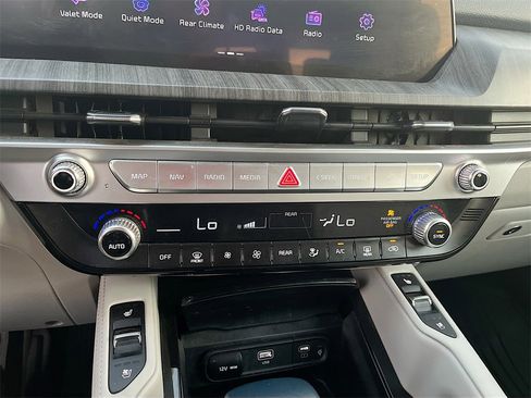 Used 2023 Kia Telluride EX w/ EX Captain's Chair Package image 16