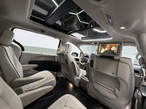 Used 2018 Chrysler Pacifica Limited w/ Tire & Wheel Group image 32