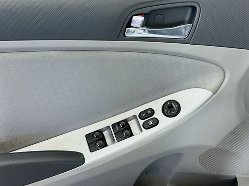 Used 2014 Hyundai Accent SE image 15