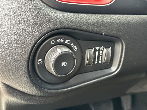 Used 2021 Jeep Renegade Trailhawk image 27