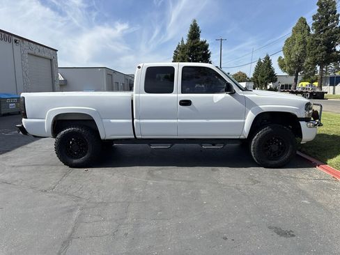Used 2005 GMC Sierra 2500 SLE w/ Skid Plate Package AWD/4WD image 14