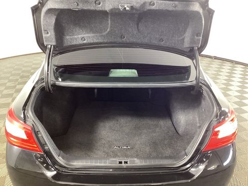 Used 2016 Nissan Altima 2.5 SR w/ LED Appearance Package image 12