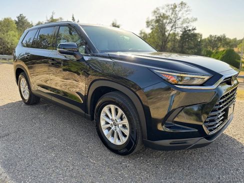 Used 2025 Toyota Grand Highlander AWD image 3