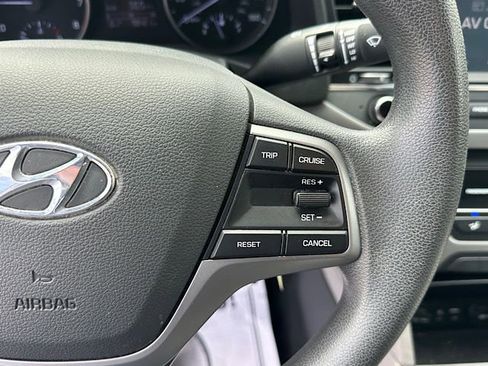 Used 2017 Hyundai Elantra SE FWD image 21