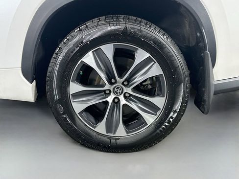 Used 2022 Toyota Highlander XLE image 34