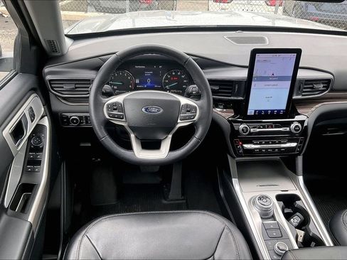 Used 2024 Ford Explorer Limited w/ Limited Technology Package image 4