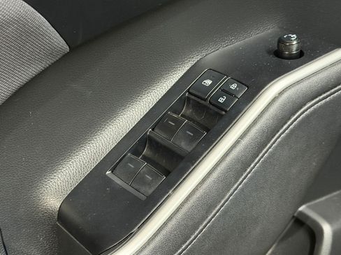 Used 2020 Toyota Highlander L FWD image 27