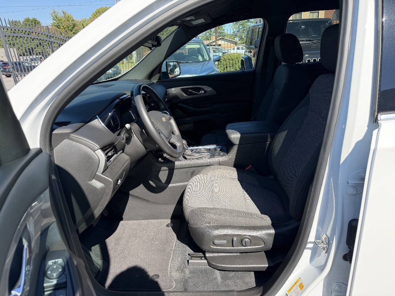 Used 2022 Chevrolet Traverse LT FWD image 11
