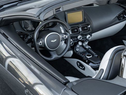 Used 2021 Aston Martin V8 Vantage Roadster image 17