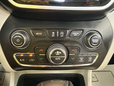 Used 2021 Jeep Cherokee Limited AWD/4WD image 17