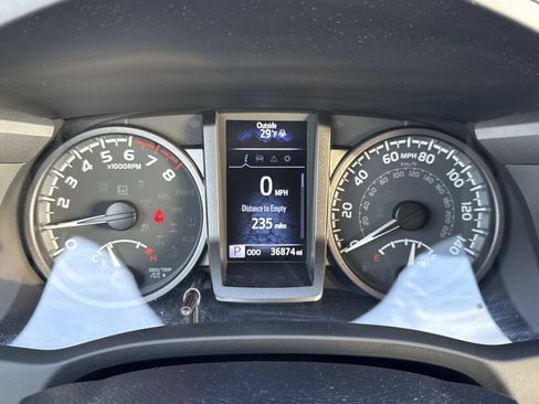 Used 2022 Toyota Tacoma TRD Sport image 11