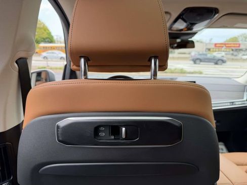 Used 2024 BMW X7 xDrive40i w/ Parking Assistance Package AWD/4WD image 14