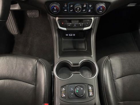 Used 2024 GMC Terrain SLT AWD/4WD image 18