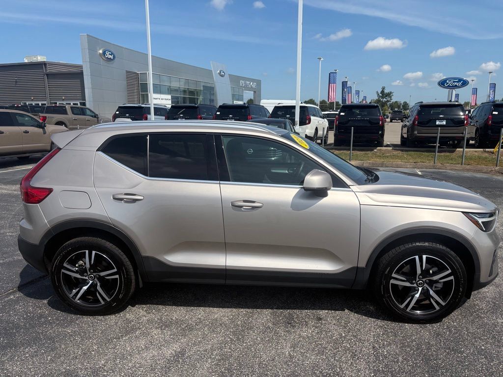 Used 2024 Volvo XC40 B5 Core AWD/4WD image 3