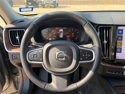 Used 2021 Volvo XC60 T5 Momentum w/ Protection Package Premier image 21