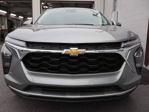 Used 2025 Chevrolet Trax LT w/ Driver Confidence Package FWD image 2