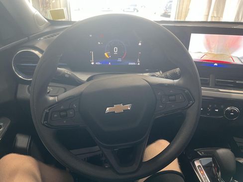 Used 2025 Chevrolet Trax LT FWD image 13