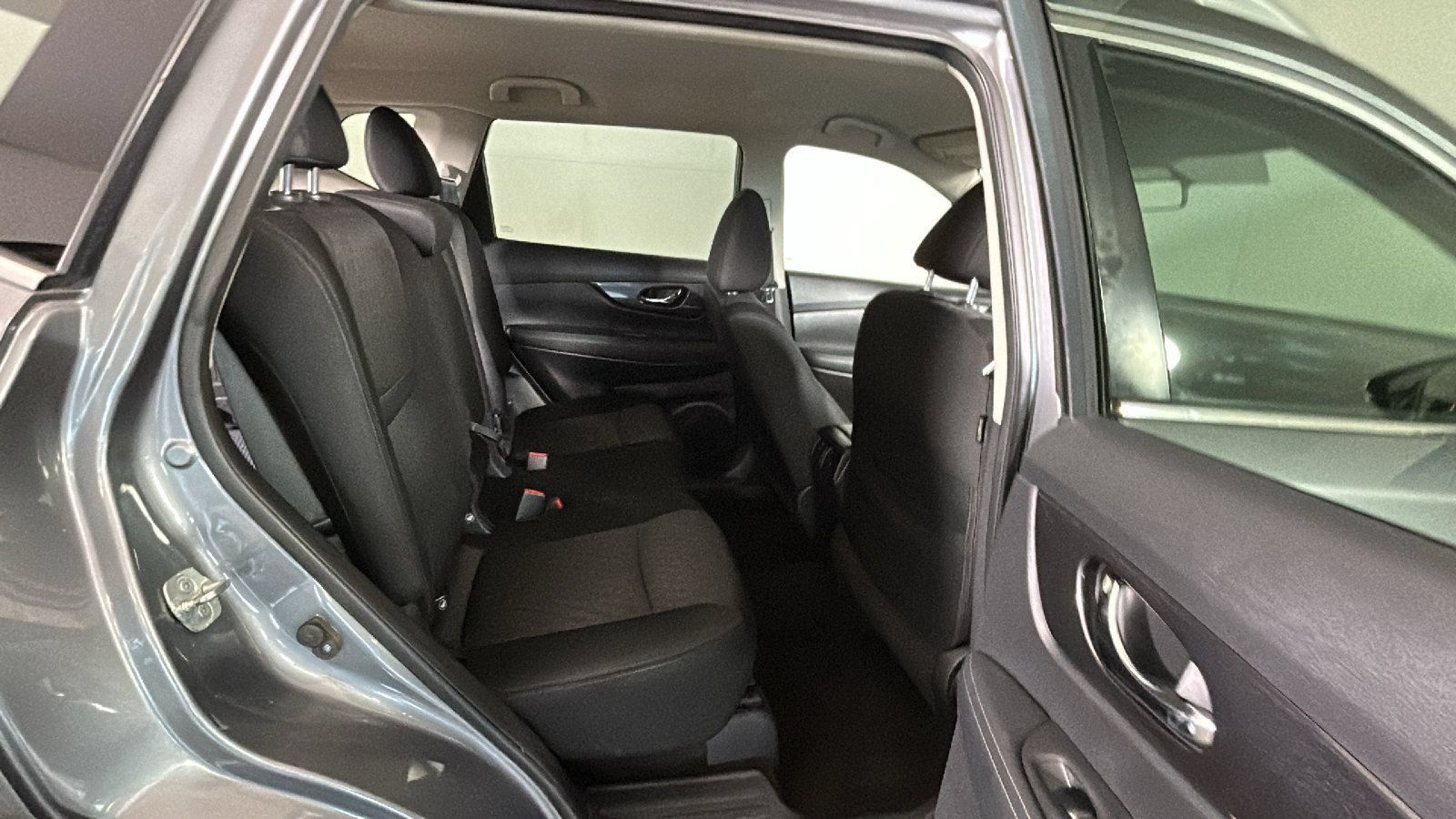 Used 2018 Nissan Rogue SV AWD/4WD image 33