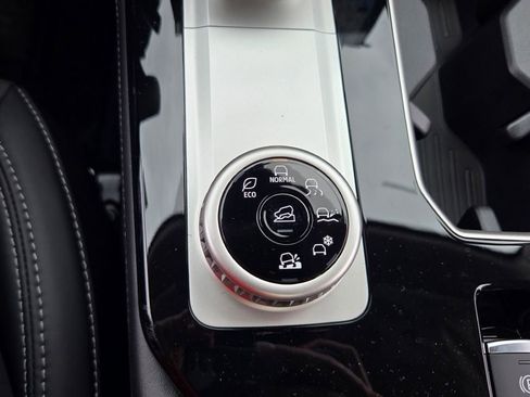 New 2025 Mitsubishi Outlander SE image 25