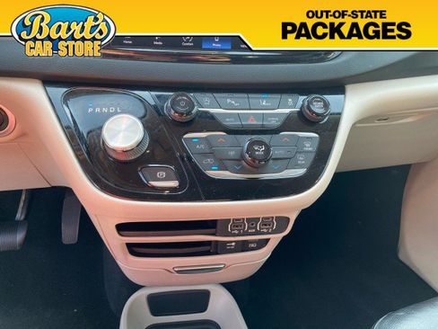 Used 2022 Chrysler Pacifica Touring-L FWD image 28