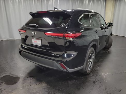 Used 2022 Toyota Highlander XLE AWD/4WD image 8