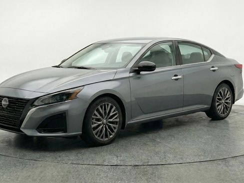 Used 2025 Nissan Altima 2.5 SV image 3