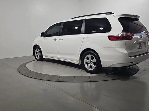 Used 2019 Toyota Sienna LE w/ LE Preferred Package FWD image 3