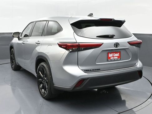 Certified 2023 Toyota Highlander LE image 4