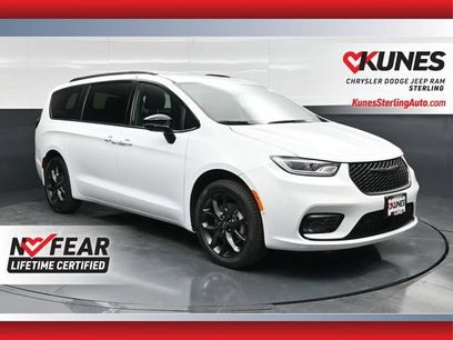 New 2026 Chrysler Pacifica Select w/ S Appearance Package