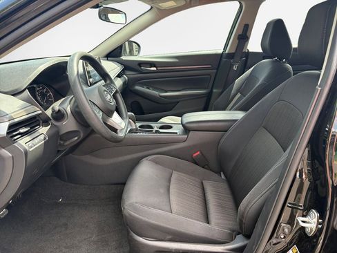 Used 2025 Nissan Altima 2.5 SV FWD image 12