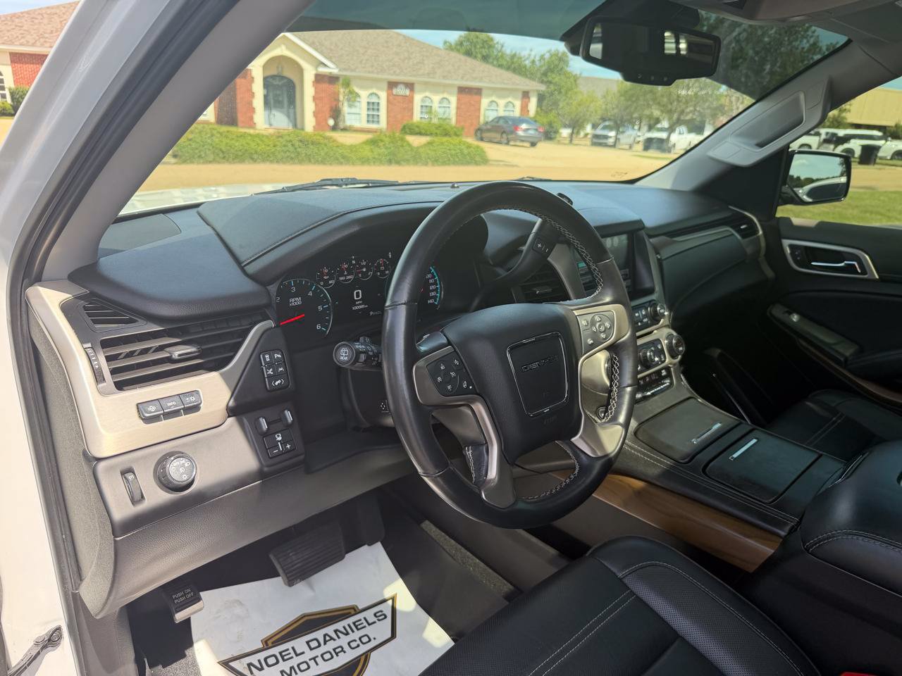 Used 2020 GMC Yukon Denali w/ Denali Premium Package RWD image 9