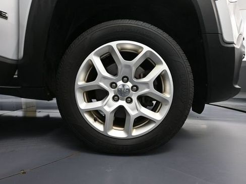 Used 2017 Jeep Renegade Latitude w/ Cold Weather Group AWD/4WD image 15