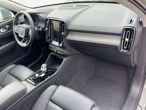 Certified 2025 Volvo XC40 B5 Plus image 21