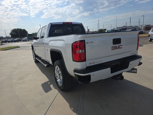 Used 2019 GMC Sierra 2500 Denali w/ Duramax Plus Package AWD/4WD image 18