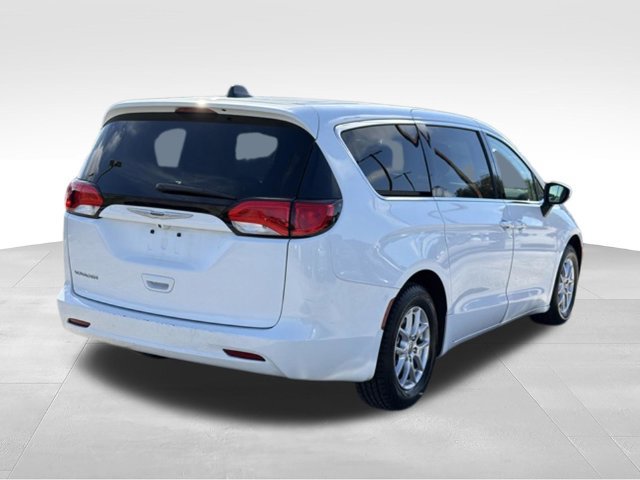 Used 2022 Chrysler Voyager LX FWD image 5