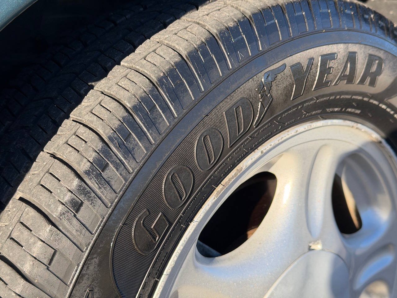 Used 1997 Ford Taurus GL FWD image 4