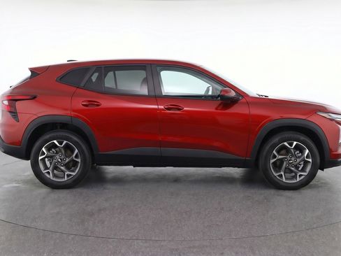 Used 2025 Chevrolet Trax LT w/ LT Convenience Package FWD image 11