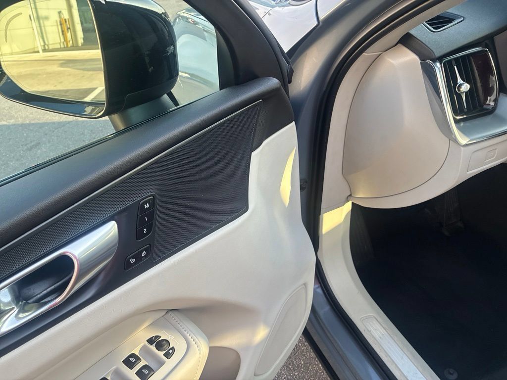 Certified 2024 Volvo XC60 B5 Core w/ Climate Package AWD/4WD image 11