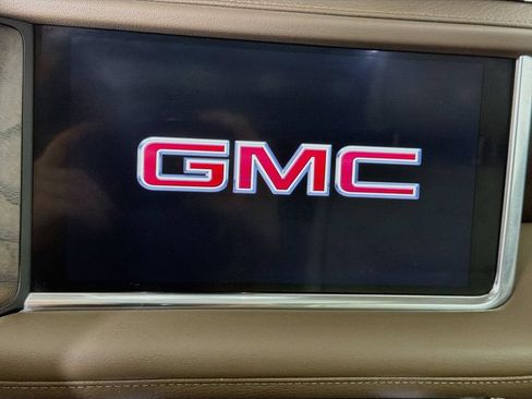 Used 2021 GMC Yukon XL Denali w/ Denali Premium Package AWD/4WD image 16