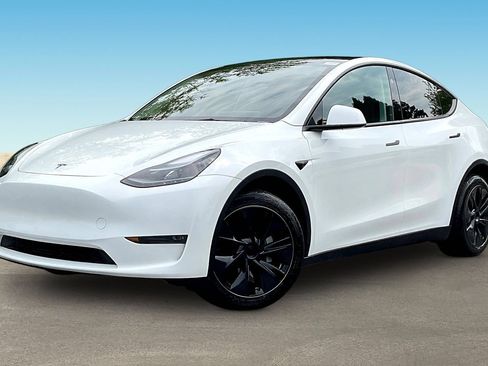 Used 2024 Tesla Model Y Long Range AWD/4WD image 3
