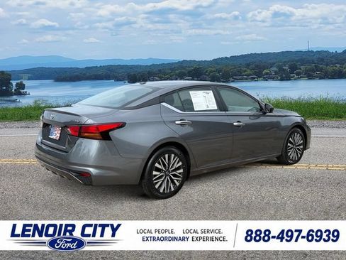 Used 2024 Nissan Altima 2.5 SV FWD image 3