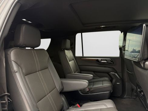 Used 2025 Chevrolet Suburban High Country AWD/4WD image 21