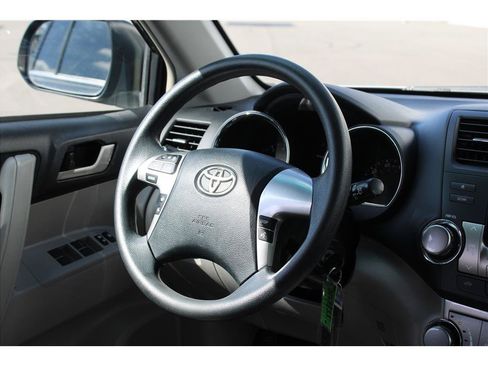 Used 2012 Toyota Highlander 4WD w/ Tech Pkg image 16