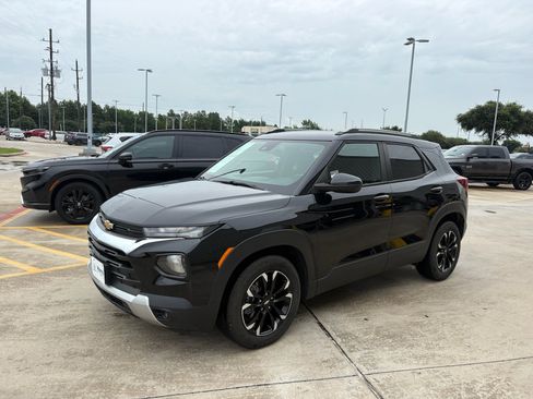 Used 2021 Chevrolet TrailBlazer LT w/ Convenience Package FWD image 4