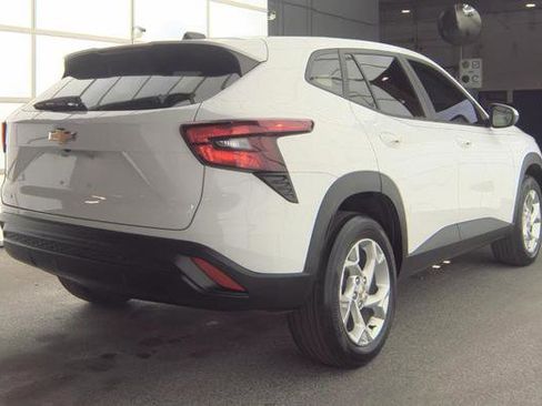 Used 2025 Chevrolet Trax LS w/ LS Convenience Package image 4