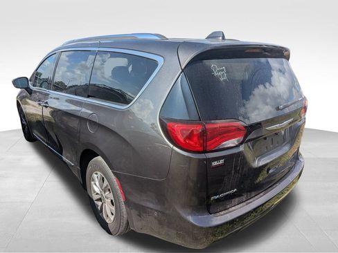 Used 2018 Chrysler Pacifica Touring-L w/ Advanced Safetytec Group image 3