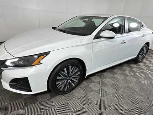 Used 2023 Nissan Altima 2.5 SV AWD/4WD image 6